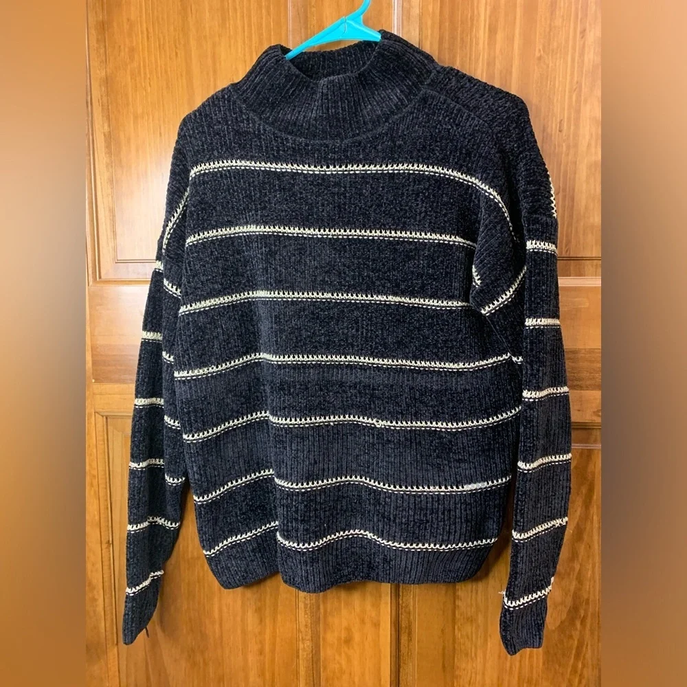 Womens Rachel Zoe size Large black/gold lined sweater